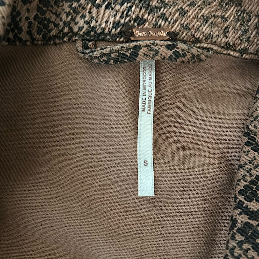 Free People Light Brown Snakeskin Pattern Denim Jean Jacket Coat **Size S**🌸🌸 - Picture 5 of 5